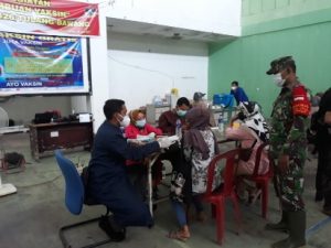 Anggota Koramil 426-02 Menggala Kodim 0426 Tulang Bawang Kawal Vaksinasi Massal di Dente Teladas