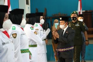Wakil Bupati Pesisir Barat Kukuhkan Paskibraka HUT RI ke-76