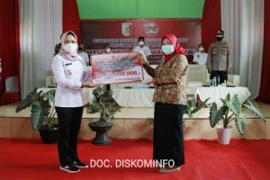 Bupati Tulangbawang Serahkan Bantuan Program Kreatif Mandiri BMW