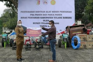 Bupati Tulangbawang Serahkan Bantuan Alat Mesin Pertanian