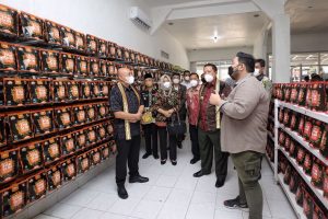Menkop UKM Teten Masduki dan Gubernur Arinal Kunjungi UMKM Tapis dan Produk Olahan di Pringsewu dan Pesawaran