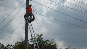 Pemasangan Kabel pada Tiang PLN di Tubaba Dipertanyakan Warga