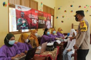 Kapolres Tulangbawang Barat Tinjau Kegiatan Vaksinasi Merdeka
