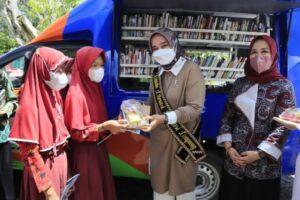 Seabrek Bantuan Diserahkan Ketua TP PKK Provinsi Lampung saat Berkunjung ke Tubaba