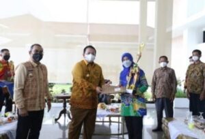 Arinal Serahan Piagam Penghargaan Enam Pemenang Lomba Wana Lestari Tingkat Provinsi Lampung