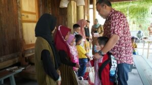 Bupati Umar Ahmad Beri Santunan Anak Yatim Korban Covid-19