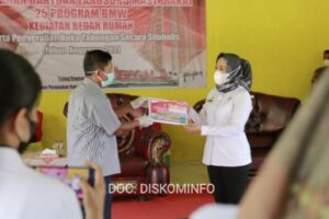 Bupati Winarti Serahkan Bantuan Langsung 25 Program BMW dari APBD 2021
