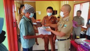 Camat Pesisir Utara Pantau Langsung Pembagian BLT-DD