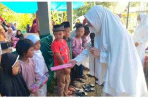 Septi Istiqlal Bagikan Peralatan Rumah Tangga dan Alat Tulis