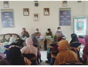 Pekon Balam Bagikan BLT-DD Tahap Dua 2021 pada 64 KPM