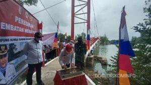 Winarti Resmikan Jembatan Merah Putih di Kampung Sungai Burung