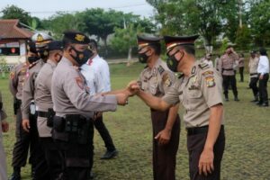 Dua Personil Polres Lampung Utara Terima Kanaikan Pangkat Pengabdian