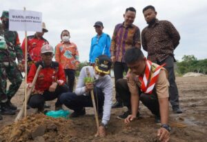 Kwarcab Pramuka Tubaba Ikuti Tanam Pohon Program Pemerintah