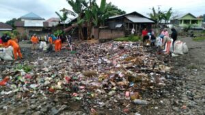 Sampah Dipinggiran Sungai Way Krui Dibersihkan