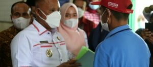Nanang Serahkan Sertifikat Redistribusi Tanah pada Warga Desa Purwodadi Dalam