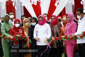 Pengguntingan Pita, Tandai Resmi Dibukanya Festival UMKM Kreatif 2021 di Tulang Bawang