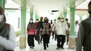 Bupati Tulangbawang Jenguk Warga Korban Keracunan Massal