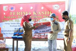 Bupati Winarti Beri Bantuan Warga Terdampak Banjir di Tiga Kecamatan