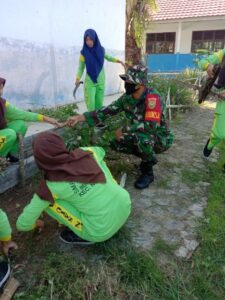 Babinsa Koramil 422-02/Pesisir Selatan Ajak Siswi SMPN 1 Atap Bersih-bersih