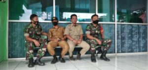 Bersama Aparatur Desa, Babinsa Lakukan Komsos di Kantor Kecamatan Lemong
