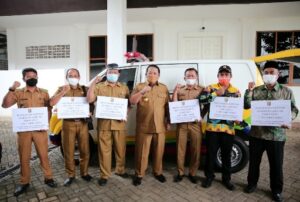 Gubernur Arinal Serahkan Bantuan 6 Ambulans untuk Kepala Desa