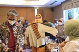 Ketua Dekranasda Provinsi Lampung Buka Kegiatan Pendampingan Perajin Wastra