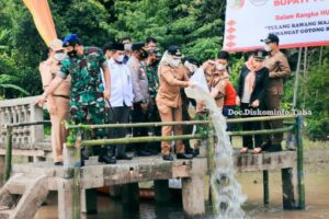 Sambut HUT Kabupaten Tulangbawang ke-25, Bupati Winarti Tebar Ribuan Benih Ikan Nila Nirwana