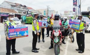 Sat Lantas Polres Tulangbawang Beri Hadiah Pengendara Tertib Lalulintas dan Taat Prokes