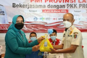 Riana Tinjau Pelaksanaan Vaksinasi Booster dan Bagikan Bingkisan