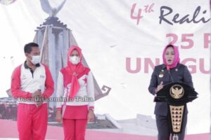 Bupati Winarti Berikan 6 Unit Motor, Uang Rp 25 Juta dan Sembako di Kecamatan Penawar Tama