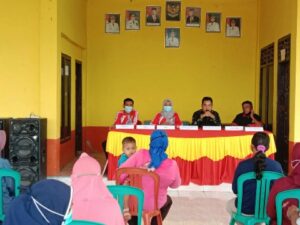 Kepala Kampung Agus Hidayat Salurkan BLT Dana Desa pada 101 KPM