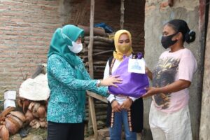 Pengurus TP. PKK Provinsi Lampung Salurkan Bantuan Program SIGER di Kabupaten Pesawaran