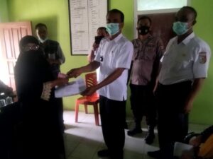Agus Nurohman Bagikan BLT pada 122 KPM di Aula Balai Kampung Gedung Karya Jitu