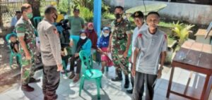 Babinsa Koramil 422-01 Pesisir Utara Dampingi Pelaksanaan Vaksinasi