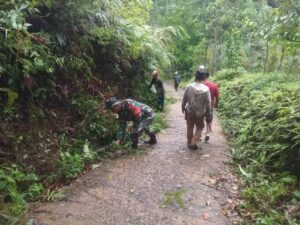 Bersama Warga Pelda Oka Riatno Gotong Royong di Kampung Pancasila