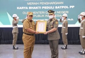 Gubernur Lampung Arinal Djunaidi Terima Penghargaan Karya Bhakti Peduli Satpol PP dari Menteri Dalam Negeri