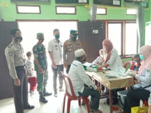 Babinsa Koramil 422-01 Pesisir Utara Dampingi Pembagian BLT dan Vaksinasi Warga