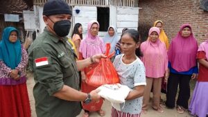 IWO Tulangbawang Barat Bakti Sosial Bagikan Ratusan Paket Sembako