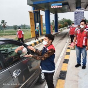 PT. MSP Bersama FPII dan PT Hakaaston Bagi Takjil di Gerbang Tol Tegineneng Timur