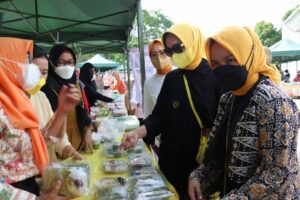 Riana Sari Arinal Lihat Bazar Takjil Ramadan di Pojok Dekranasda