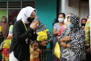 Riana Sari Arinal Serahkan Bantuan Sembako untuk Masyarakat TbS dan Nelayan