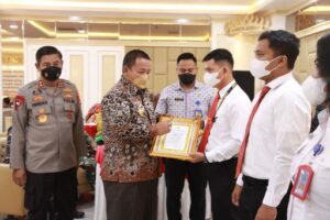 Gubernur Arinal Beri Penghargaan Personil Dirjen Bea Cukai Sumbagbar, BNN dan Polda Lampung