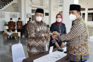 Gubernur Arinal Serahkan Zakat Melalui Metode Pembayaran Digital pada BAZNAS