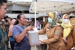 Wagub Chusnunia Lakukan Pelepasan Minyak Goreng dan Buka Pasar Murah Bersubsidi di Tubaba