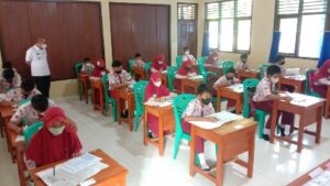 Bersama Sekda, Plt Kepala Dinas Pendidikan Pesibar Monitoring US