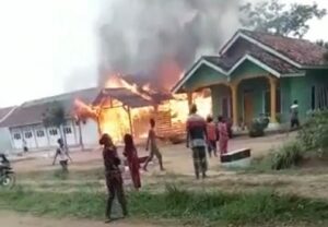 Si Jago Merah Lumat Rumah Fahmi Warga Tiyuh Gunung Menanti