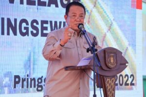 Gubernur Arinal Djunaidi Beri Penghargaan Bupati Pringsewu