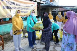 Riana Sari Arinal Salurkan Sembako pada Masyarakat di 3 Lokasi di Bandarlampung