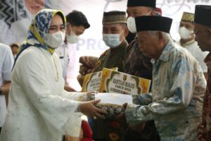 Peringati Hari Lansia 2022, Ketua LKKS Provinsi Lampung Serahkan Sejumlah Bantuan