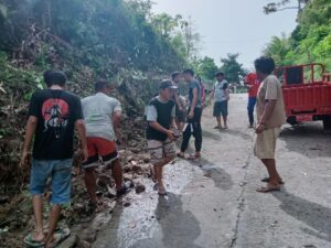Aparat Pekon Gunung Kemala Timur Laksanakan Jumat Bersih
